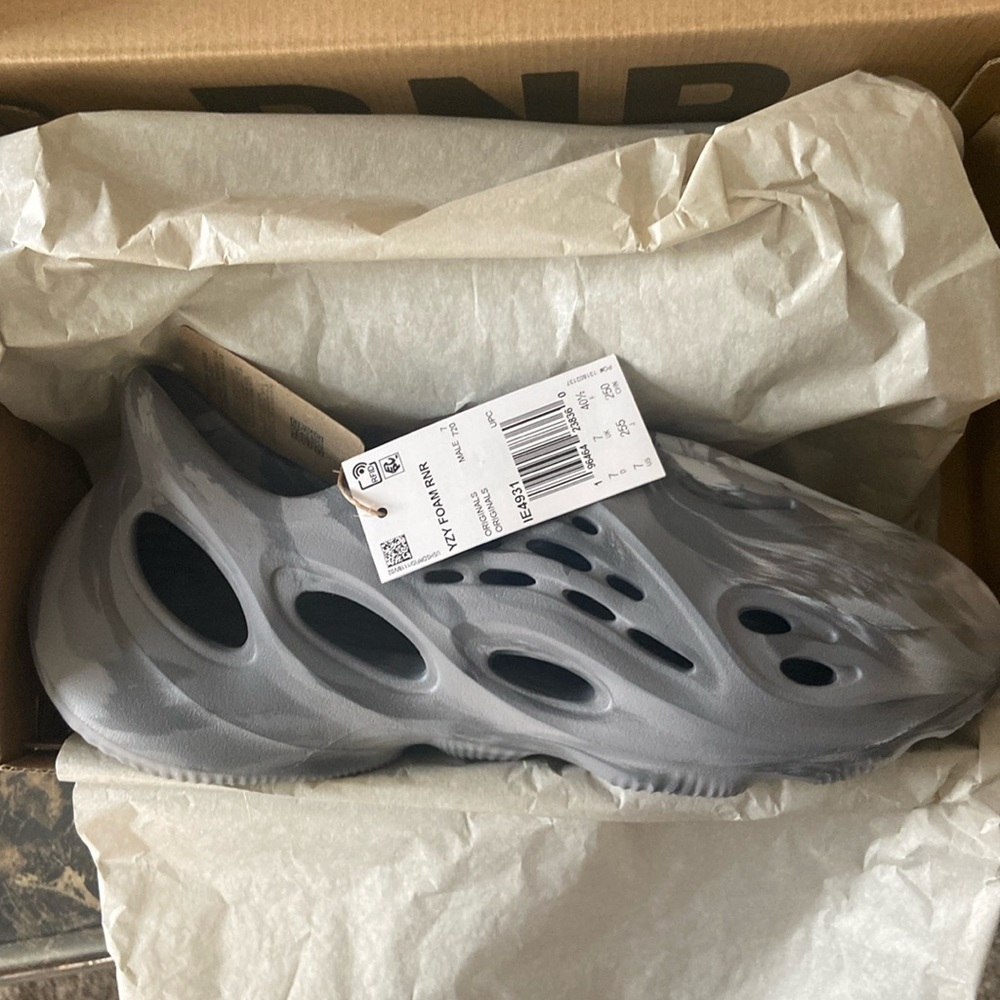 NWT Roam Runners